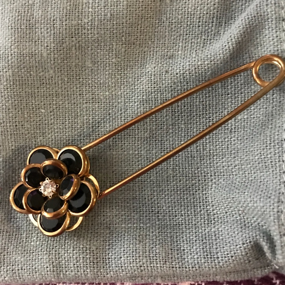 Vintage-y flower pin/brooch with rhinestone